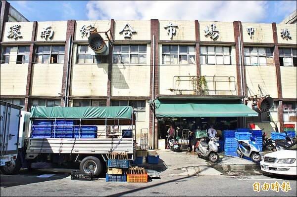 拖工阿明駕駛三輪電動板車行經環南市場汽車坡道因翻覆而骨折，他決定訴請國賠；士院認台北市市場處怠於使路面破損釀阿明受傷，昨判市場處應國賠126萬多元。 圖為環南市場改建前樣貌。（資料照）