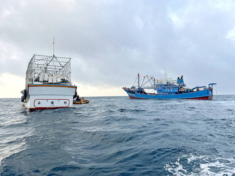 A Taiwanese fishing vessel and a Chinese fishing vessel are pictured on Aug 23.
Photo courtesy of the Coast Guard Administration