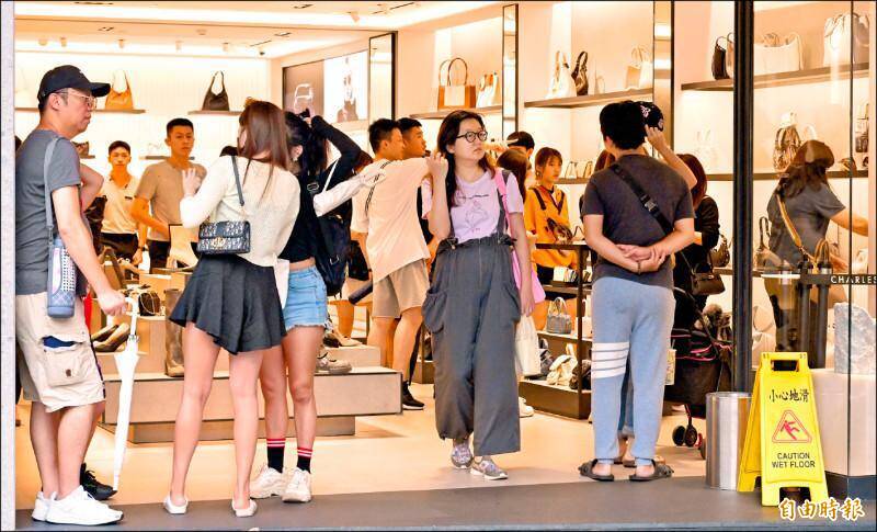 People shop at a department store in Taipei on Oct. 2.
Photo: Liao Chen-huei, Taipei Times