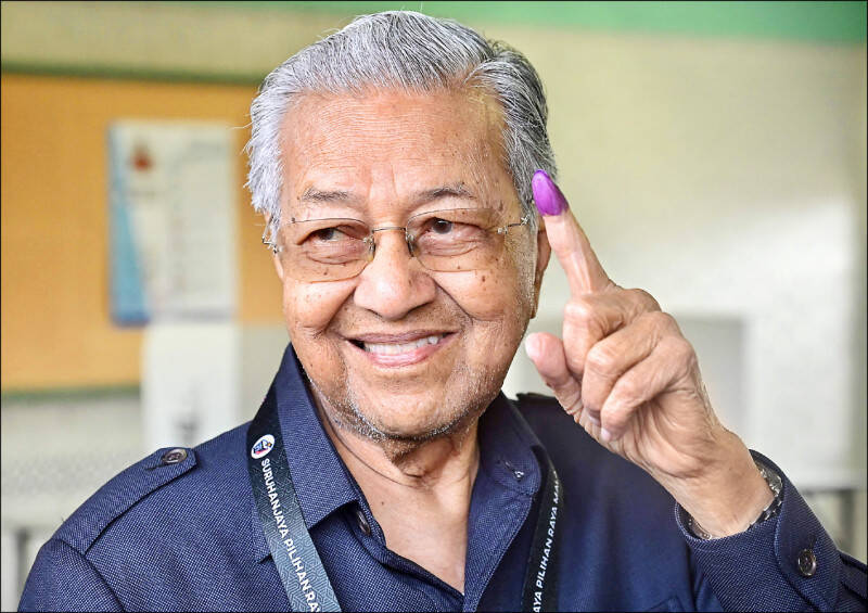 高齡99歲的前馬來西亞首相馬哈地（Mahathir Mohamad）辦公室今天表示，馬哈地因呼吸道感染住院。當地媒體報導，馬哈地缺席他所提誹謗官司的法院聽審。（法新社資料照）