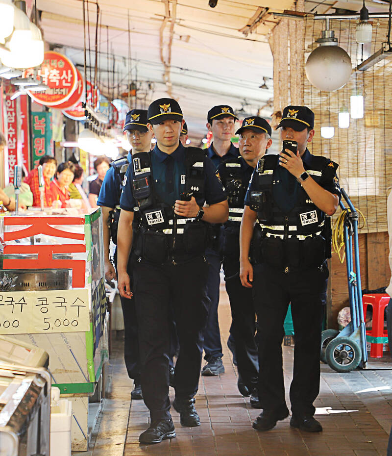 南韓警察在首爾永登浦區大林洞破獲2處中國假菸製造據點。首爾警察示意圖。（圖擷自首爾警察臉書）