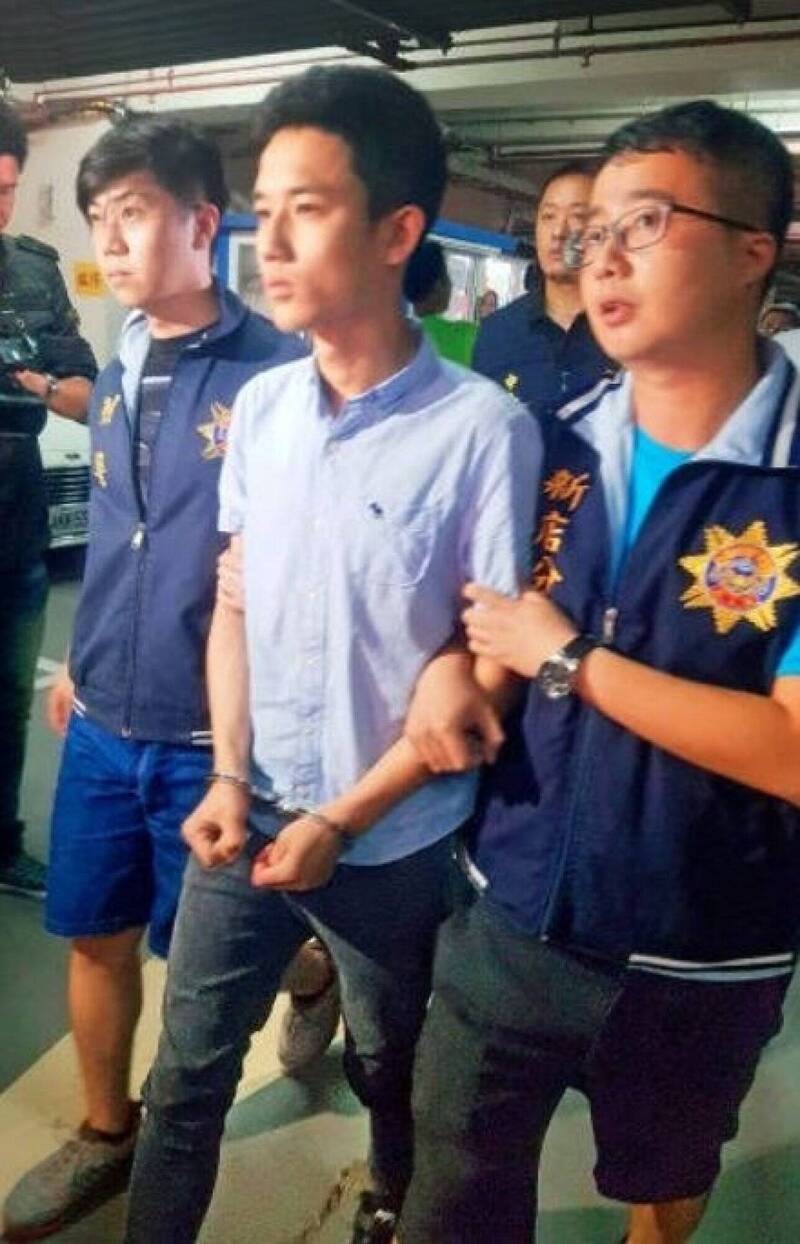竹联帮明仁会新店分会分会长陈辰(中),去年起透过企业化方式经营灵骨塔诈骗。(资料照) 竹联帮明仁会新店分会分会长陈辰(中),去年起透过企业化方式经营灵骨塔诈骗。(资料照)