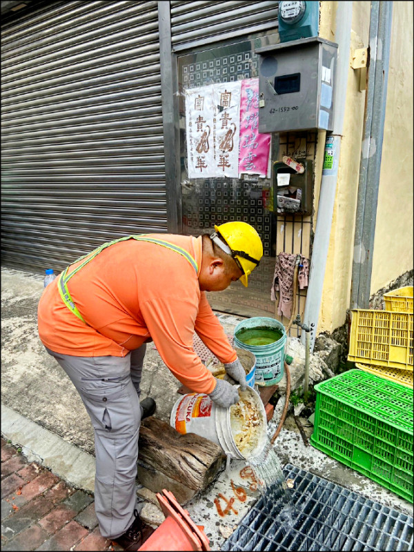 雲林縣環保局、北港清潔隊加強北港朝天宮周邊各里室內、戶外積水容器清除。（雲林縣環保局提供）