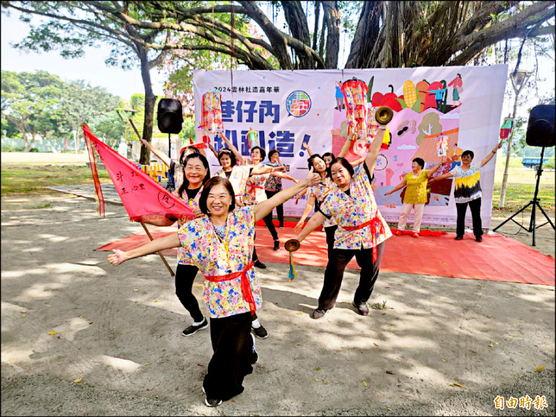 雲林縣社造嘉年華「巷仔內趴趴造．好吃好玩攏底加」11月2日在林內紙蝶生態地景園區登場，有社區精彩才藝表演。（記者黃淑莉攝）