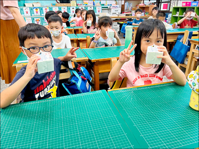 桃園市「班班喝鮮奶」上路，14、15日有13校學童喝到鮮乳，16日開始供應保久乳，因供貨不及，僅大勇國小學童喝到。（教育局提供）