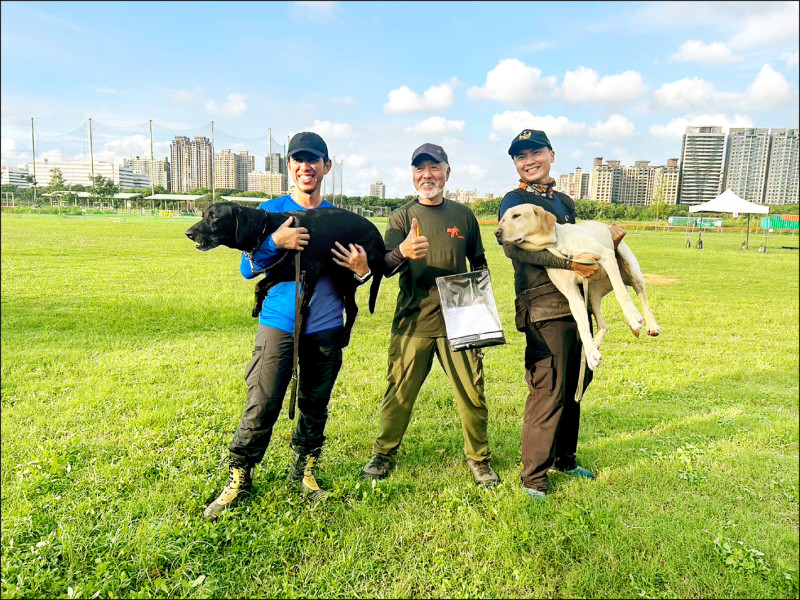 消防局搜救犬小組3隻搜救犬參加考試，全數取得認證。（消防局提供）