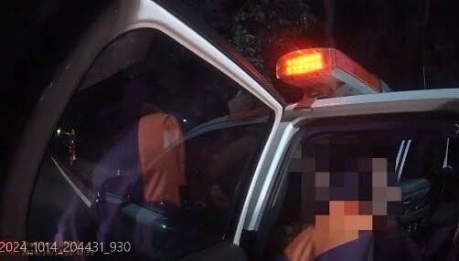 台東警察分局初鹿派出所警員發現一名女子駕駛機車載老母送醫，立即駕駛巡邏車接駁送到醫院。（記者黃明堂翻攝）