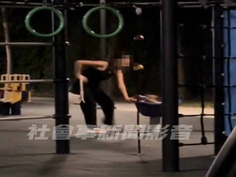 花壇鄉明德公園有1隻狗狗被放在旋轉椅內，由2名女子高速狂轉2分鐘，畫面曝光引發眾怒。（翻攝社會事新聞影音）