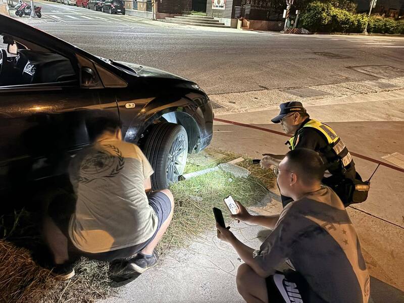 颱風過後土質鬆軟，民眾停車在草地上遭樹根卡住。（馬公警分局提供）