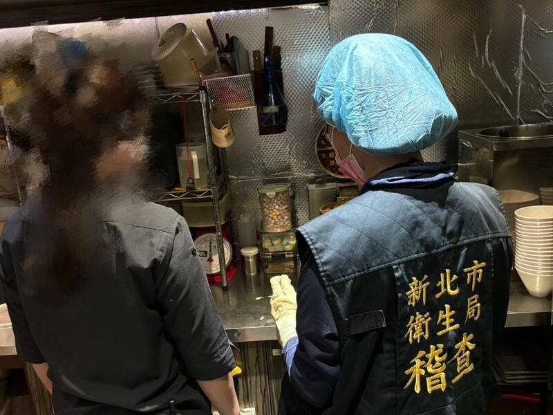 「檸檬草美食茶房板橋店」昨（16）日遭民眾反映13日集體用餐後，17人出現腸胃道不適症狀，衛生局派人前往調查。（新北市衛生局提供）