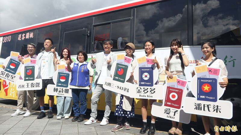 桃市府觀旅局邀國際網紅搭乘「台灣好行」巴士至大溪、東眼山，透過社群向國際旅客介紹沿線旅遊景點。（記者黃政嘉攝）