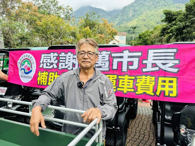 那瑪夏族人開心拉布條感謝市長陳其邁。（原民會提供）