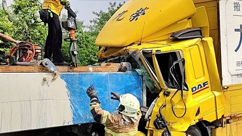 台南安南區砂石車撞大貨車，駕駛艙擠壓變形。（民眾提供）