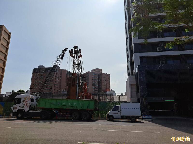 新竹市中華路二段鄰近火車站及新竹女中對面的新建案，附近住戶投訴稱已連續多日半夜施工灌水泥擾影響安寧，質疑市府不管。（記者洪美秀攝）