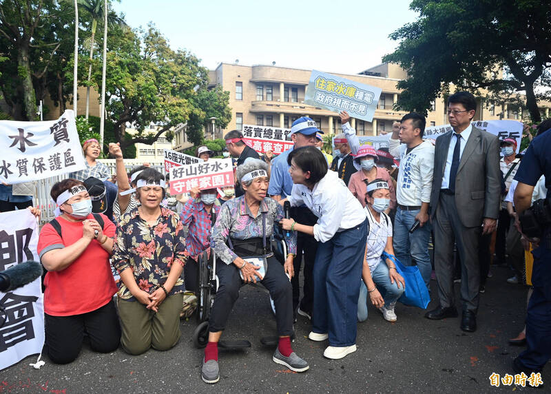 國民黨立委王育敏今日率領80多位大埔鄉民赴行政院陳情，有部分鄉親一度激動下跪。（記者王藝菘攝）