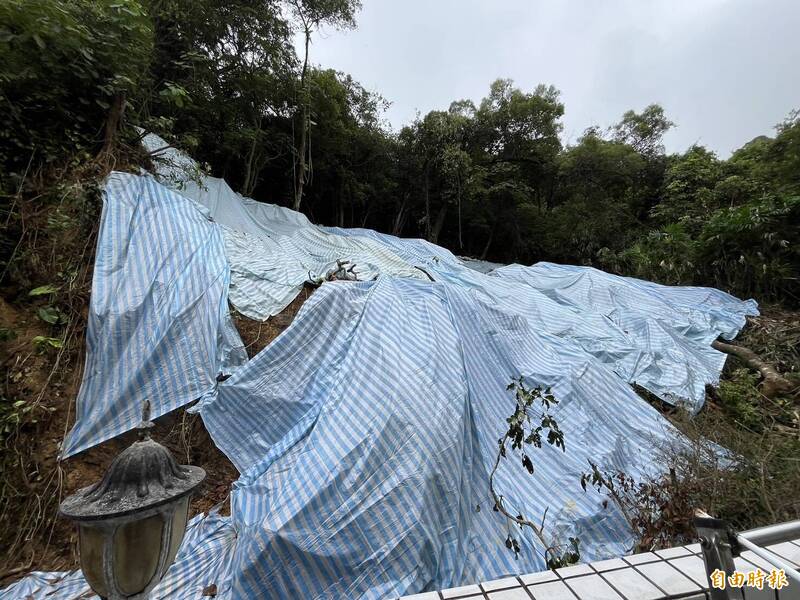 基隆中和路山林松境社區後方山坡崩塌，土石擠壓民宅。（記者盧賢秀攝）