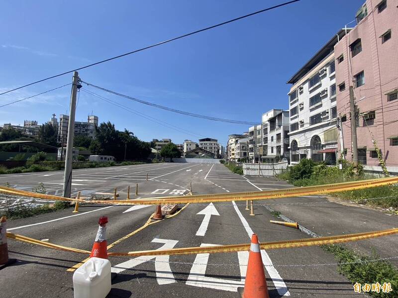 彰化市旭光路上一處大型停車場，這個月突然關閉營運，讓使用者措手不及，更加難找停車位。（記者張聰秋攝）