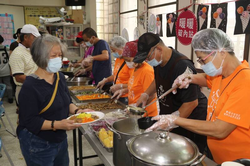 基隆市碇內共生社區推行環保蔬食  因此老人共餐均採蔬食。（新北市社會局提供）