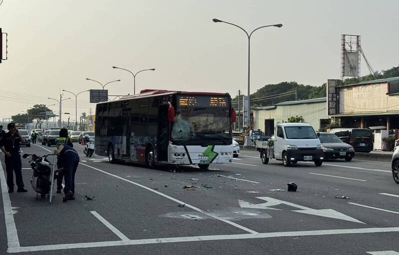 台中市烏日區成功嶺營區附近，發生公車與機車對撞事故。（讀者提供）