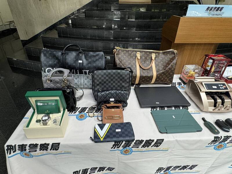 检警查扣疑似用犯罪所得购置的奢侈品一批,已向台中地方法院声请没收。(中打提供) 检警查扣疑似用犯罪所得购置的奢侈品一批,已向台中地方法院声请没收。(中打提供)