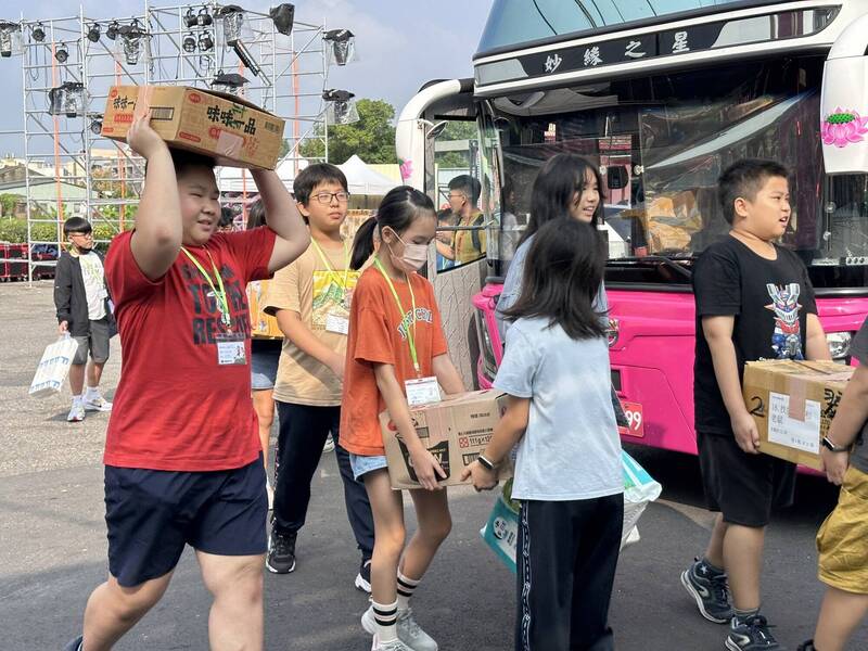 油廠國小六年級生將愛心物資送到嘉義縣東石鄉聖心教養院。（油廠國小提供）