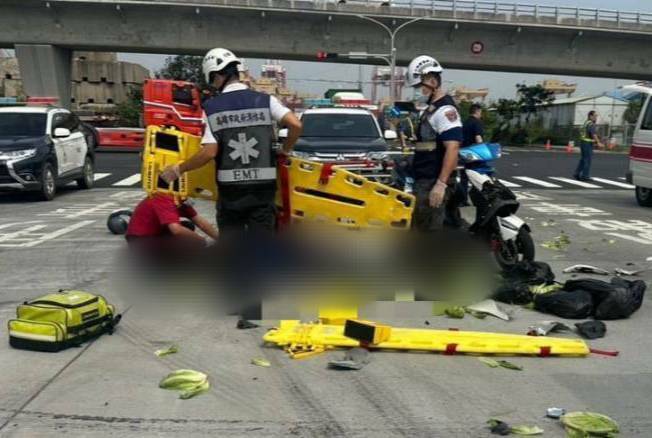 黃姓男子騎乘的機車，與貨櫃車發生撞擊，黃男送醫不治，朋友送的「大陸妹」散落一地。（讀者提供）