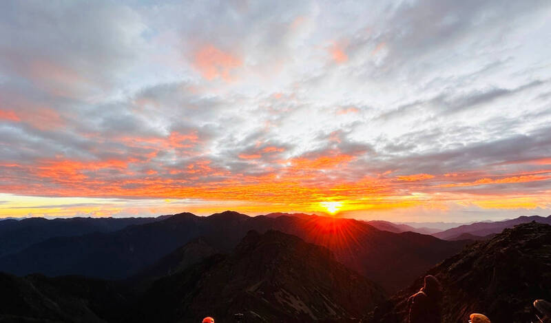 水尾國小師生在玉山登頂成功時，看到太陽躍出美景。（水尾國小提供）