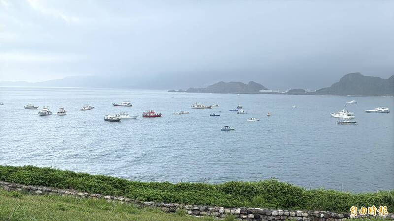 漁船聚集在潮境公園前的海灣捕撈剝皮魚。（記者盧賢秀攝）