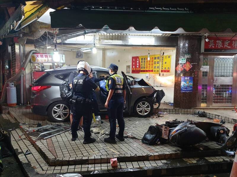 台北市內湖區晚間6時許發生一起重大車禍，轎車撞進騎樓麵線攤，3人命危送醫。（記者鄭景議翻攝）