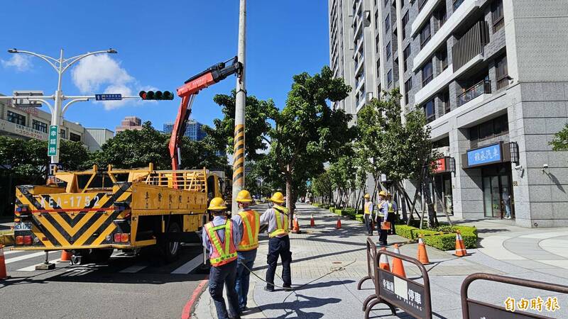 幸福路電纜全面地下化，台電公司象徵性拆除電桿，代表工程完工。（記者謝武雄攝）