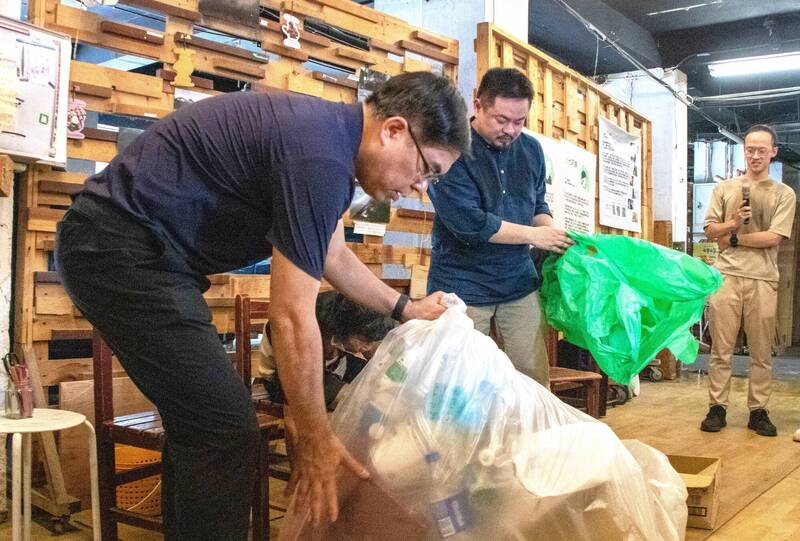 民進黨立委洪申翰批評，蔣萬安市府其實是在效法北京市政府，把拾荒者視為「低端人口」，直接讓拾荒者「被消失」。圖為洪申翰與環境部長彭啟明到萬華體驗拾荒。（圖取自洪申翰臉書）