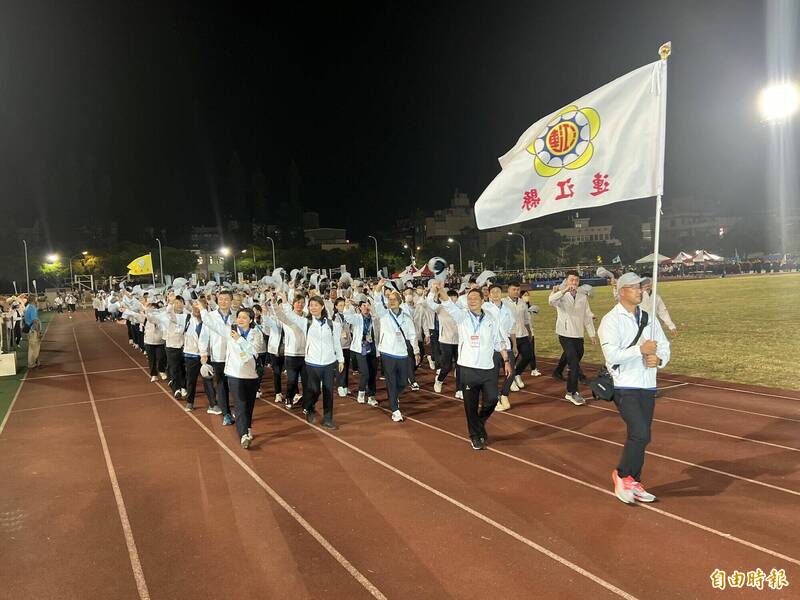 第十屆離島聯合運動會在金門田徑場盛大登場，連江縣率先進場，接受歡呼。（記者吳正庭攝）