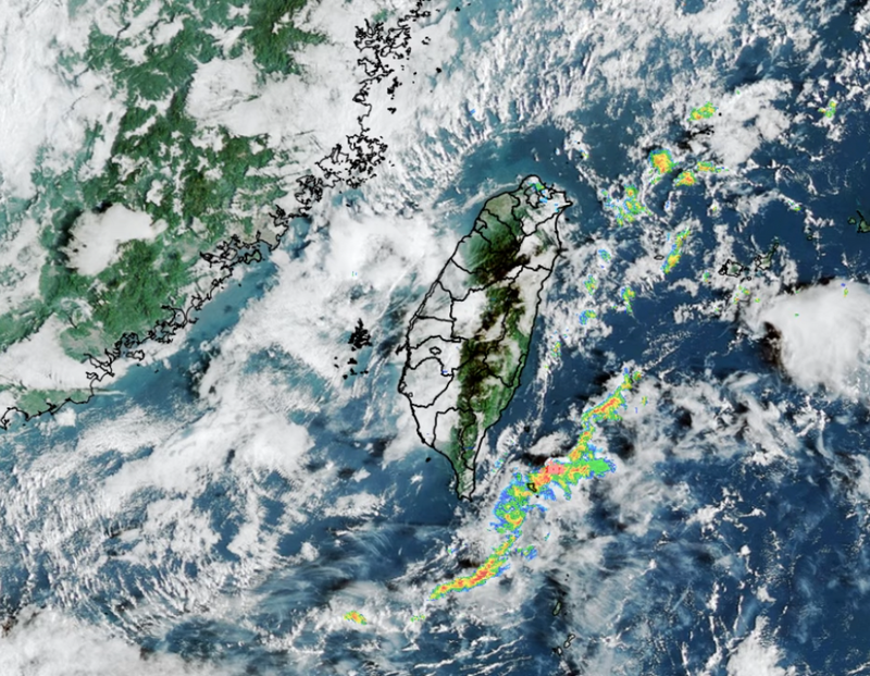 「天氣風險 WeatherRisk」指出，今日東北季風雖減弱，天氣將好轉，不過週六又會有新一波的東北季風南下，預估桃園以北及東半部至恆春半島都將有短暫陣雨機會，尤其基隆北海岸、東北部地區下雨時間長也比較明顯。（圖擷自臉書）