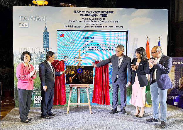 
Representative to India Baushuan Ger, second left, Taipei Economic and Cultural Center in Mumbai Director-General Chang Chun-yu, third right, and other officials attend the opening of the center on Wednesday.
Photo: CNA