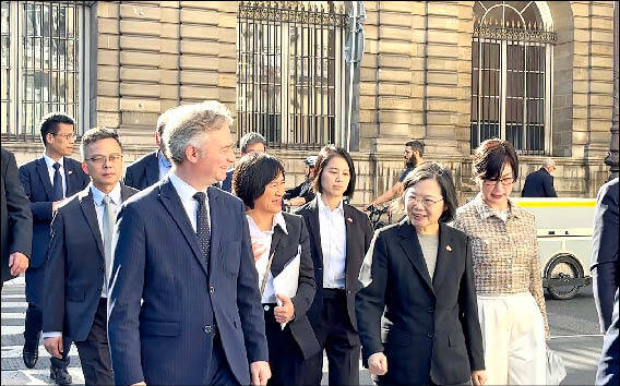 
Former president Tsai Ing-wen, second right, chats with French Senator Jean-Baptiste Lemoyne, front left, visit a restaurant in Paris on Wednesday.
Photo: CNA