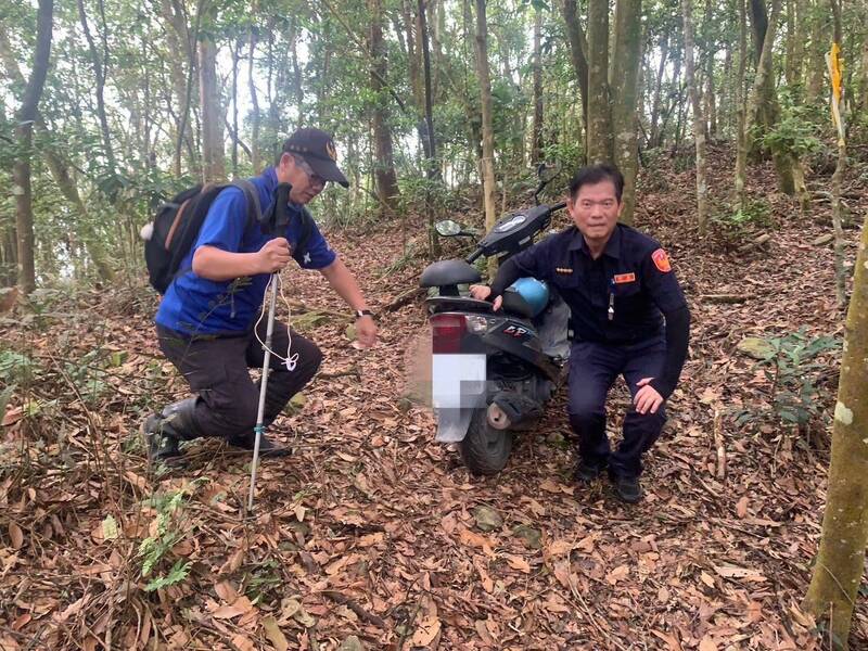 警方在五公山登山口發現找到黃男的機車。（民眾提供）