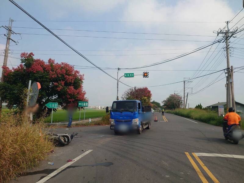 西螺廣興國小往公館里的產業道路發生一起貨車與機車擦撞事故，機車騎士70多歲婦人傷重不治。（民眾提供）