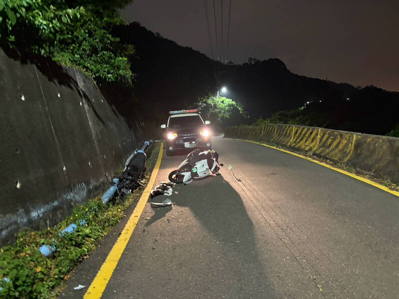 高雄2機車同時自摔沒碰撞，2名騎士送醫均無酒駕，也未找到障礙物。（民眾提供）