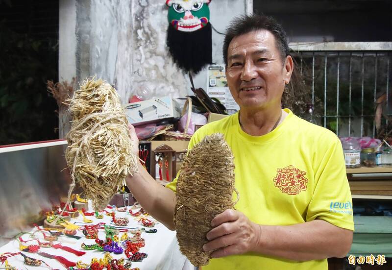 薛武登說，一般草鞋（右）為平底，崎仔頭的草鞋（左）則是厚底有如加裝「氣墊」。（記者林宜樟攝）