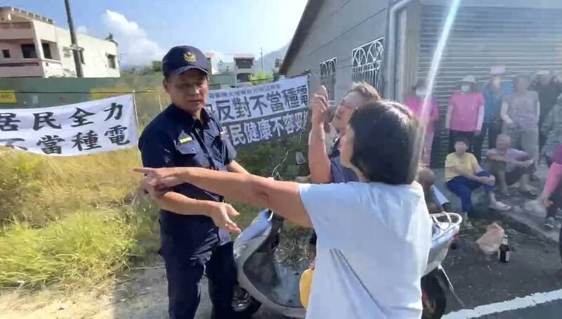 嘉義縣大埔鄉光電業者今進場施工，警方到場戒備避免衝突。（民眾提供）