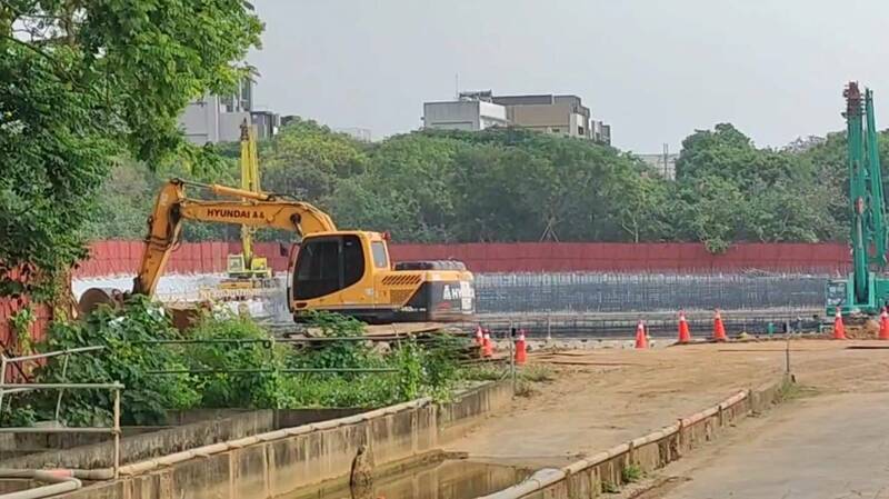 中科扩建二期工地进行配水池及输水管工程，发生工安意外。（民众提供）