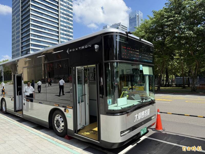 雙北公車司機缺額、搭乘人次減少已成業者困境，台北市公車商業同業公會今（18日）攜手新北公共汽車客運商業同業公會與消費者文教基金會，於台北市政府東側廣場宣示全面提升雙北地區公車服務品質，也祭出相關激勵獎金。（記者甘孟霖攝）