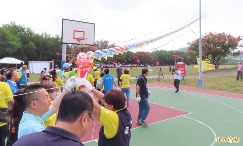 苗栗市長余文忠（左一）等人放飛客家花布龍等風箏，揭開今年苗栗市風箏節活動序幕。（記者張勳騰攝）