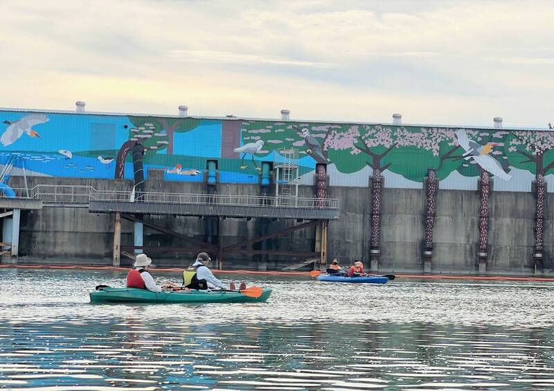 仁德區公所舉辦「來踅二仁溪」活動，可在港尾溝溪滯洪池泛舟體驗。（仁德區公所提供）