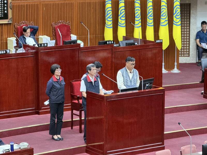 台北市議會警政衛生部門質詢，台北市警察局長李西河（左二）回應15歲少年無照車禍案。（記者甘孟霖攝）