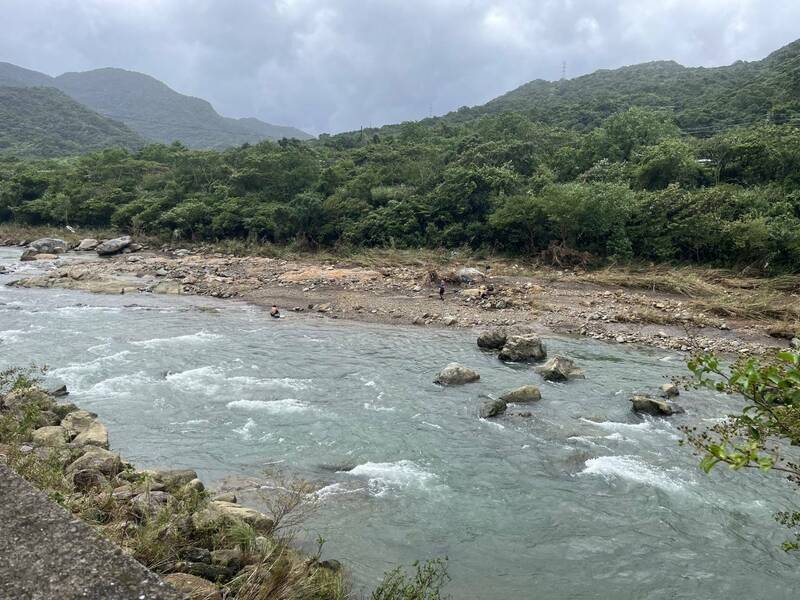 金價飆升，基隆河床湧現大批淘金人潮。（民眾提供）