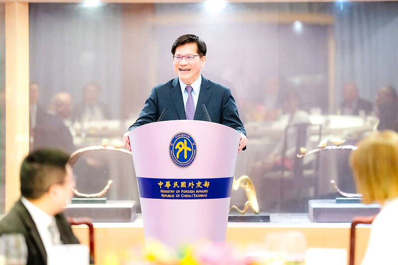 Minister of Foreign Affairs Lin Chia-lung speaks at a banquet in Taipei on Tuesday last week for the nation’s ambassadors-at-large.
Photo courtesy of the Ministry of Foreign Affairs
The government has created a task force to forge economic