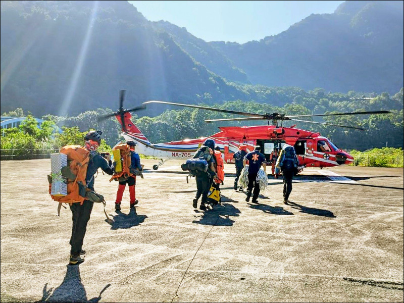 2名男女山友到南三段縱走，女山友在無雙吊橋附近墜落200公尺溪谷，搜救人員搭直升機前往救援。（記者劉濱銓翻攝）