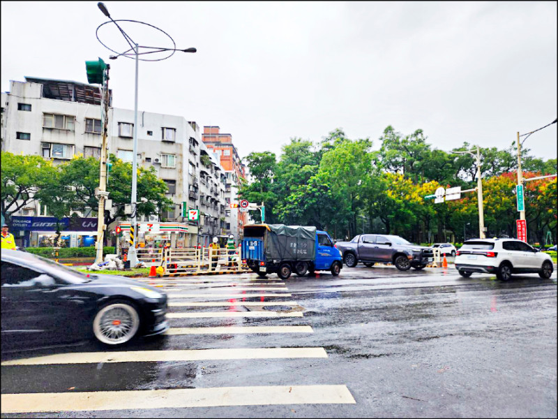 議員林杏兒認為，庇護島外推、在路口設置水泥車擋等狀況恐造成行車危險。
（林杏兒提供）