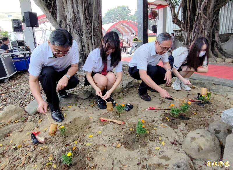 善化區公所舉辦沈光文誕辰的禮敬、祈福活動，各界陸續種菊紀念。（記者吳俊鋒攝）